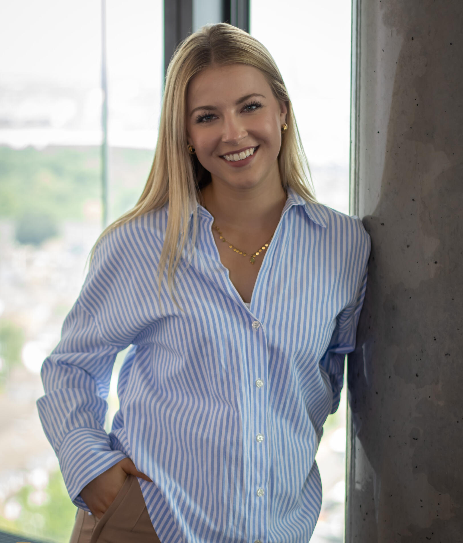 Blonde Frau mit blauem Hemd bewerbungsfoto frau duisburg business portrait