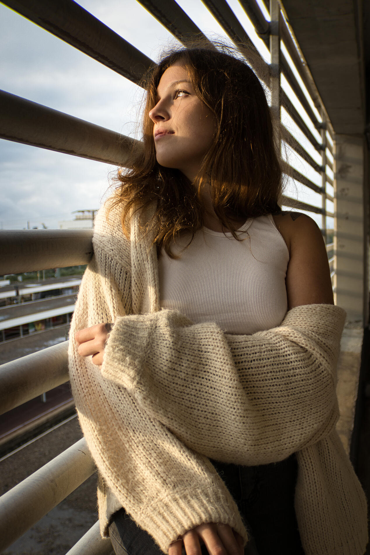 Frau im Fensterlicht portrait frau natürlich indoor